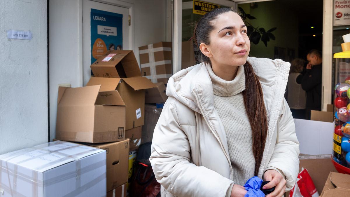 Sofia Shcherbiy, refugiada ucraniana, ante el almacén de recogida de material humanitario de Guissona.