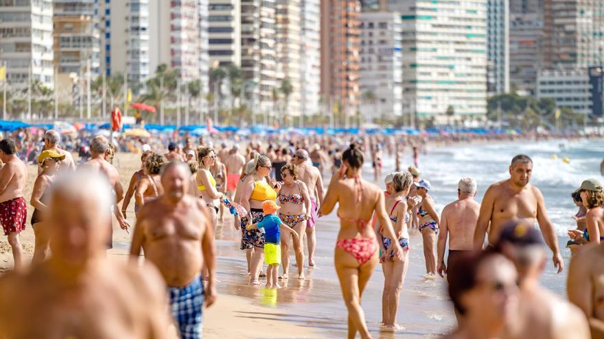 La Costa Blanca se llena de turistas extranjeros en octubre con un 68,8 %  del total de viajeros