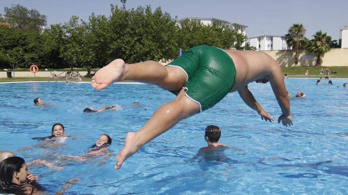 Público disfruta de un baño en la piscina de la calle Marbella en Córdoba.