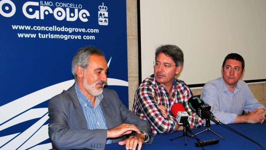 Tourís, junto a Cacabelos e Ignacio Rial, en la presentación de los obradoiros en O Grove. // Muñiz