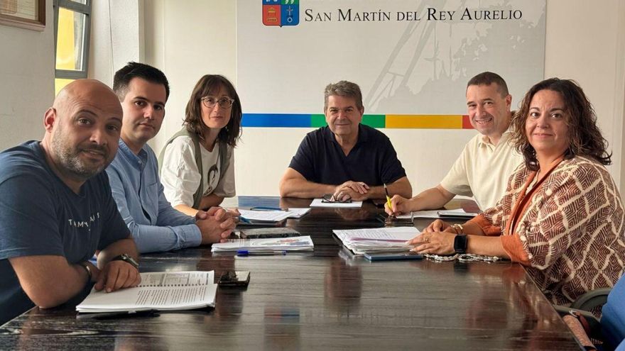José Ramón Martín Ardines, en el centro, con representantes del PSOE, IU y Arranca San Martín. | LNE