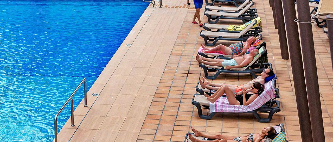 Turistas toman el sol en la terraza de un hotel de Benidorm, en una imagen captada la pasada semana.  | DAVID REVENGA