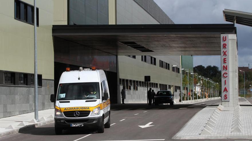 Entrada de las Urgencias del hospital de Vigo. // A. I.