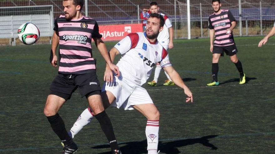 Paramio intenta robarle el balón a un adversario en el encuentro frente al Tuilla.