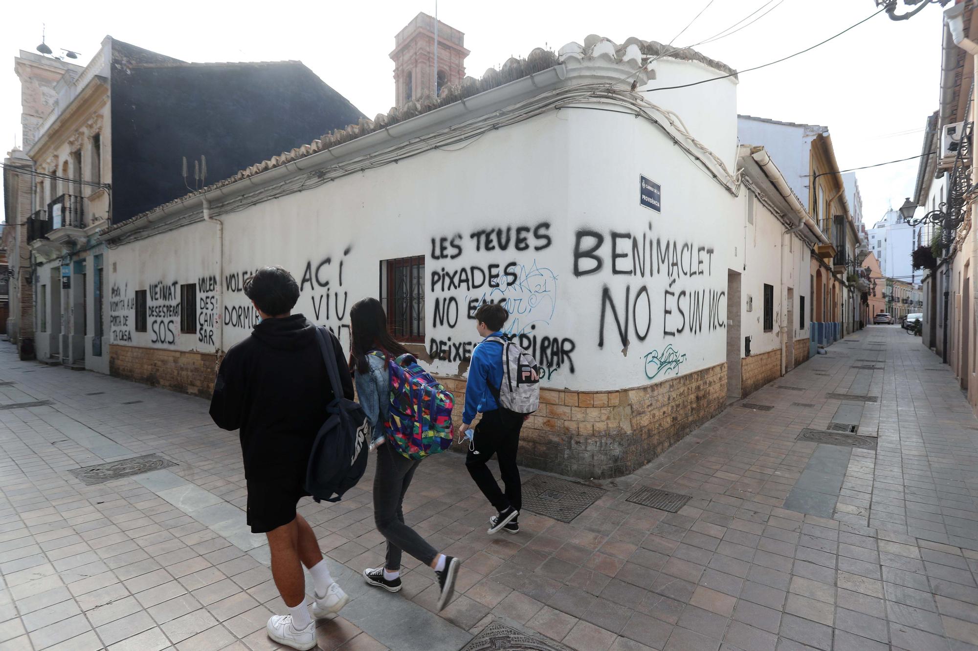 Benimaclet amanece con pintadas en contra de los botellones