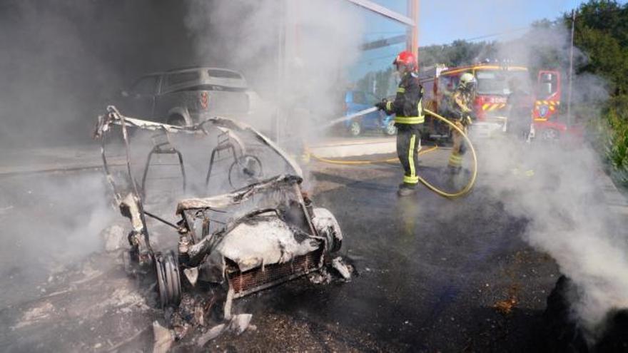 VÍDEO | Arde un coche en un concesionario de Lalín