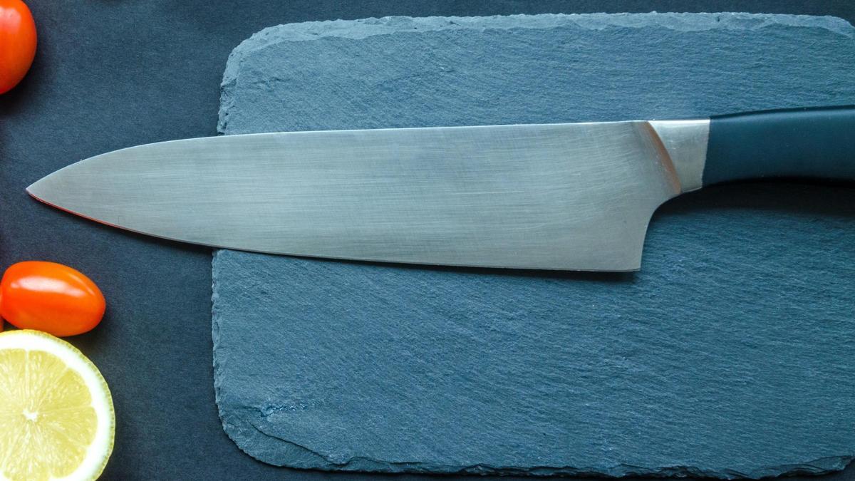 Un cuchillo de cocina de grandes dimensiones en una imagen de archivo