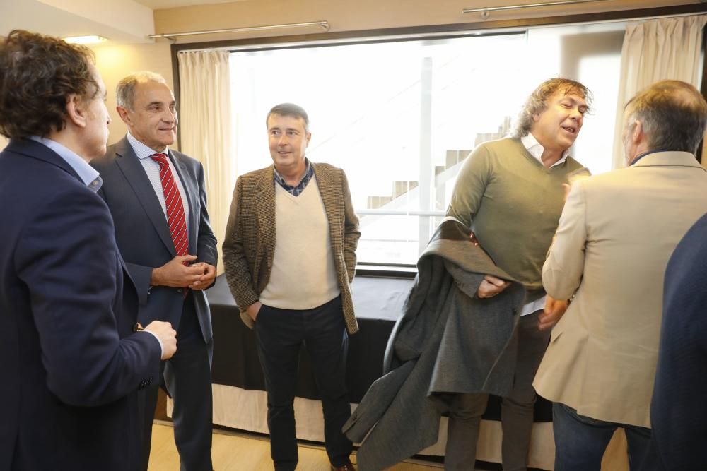 Eloy Olaya recibe la insignia de oro de la Asociación de Veteranos del Sporting