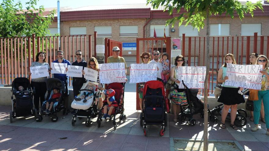 Padres afectados se concentraban ayer por la tarde a las puertas del centro Juan XXIII, en el barrio murciano de El Ranero.