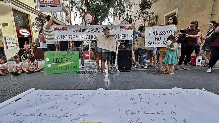 Educadores infantiles protestan ayer para sensibilizar a la población sobre sus condiciones laborales.