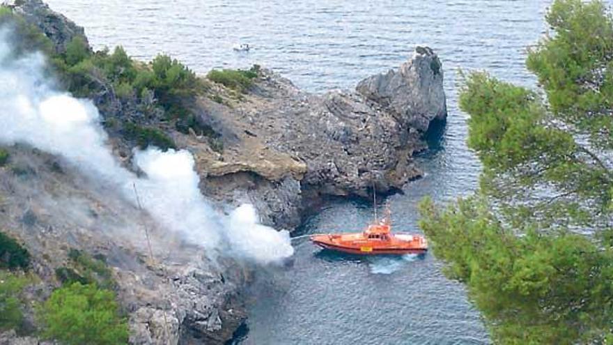 Una gran columna de humo se elevaba sobre la embarcación incendiada.