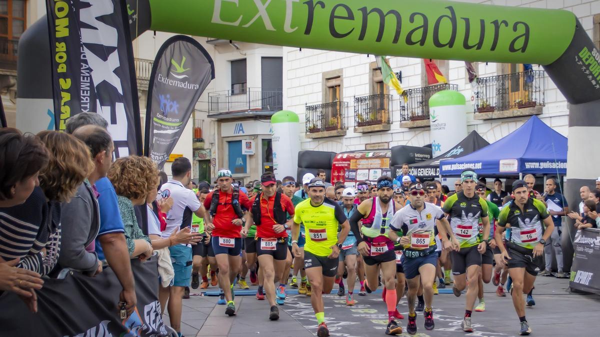 Momento de la salida de la carrera por montaña de Montánchez.