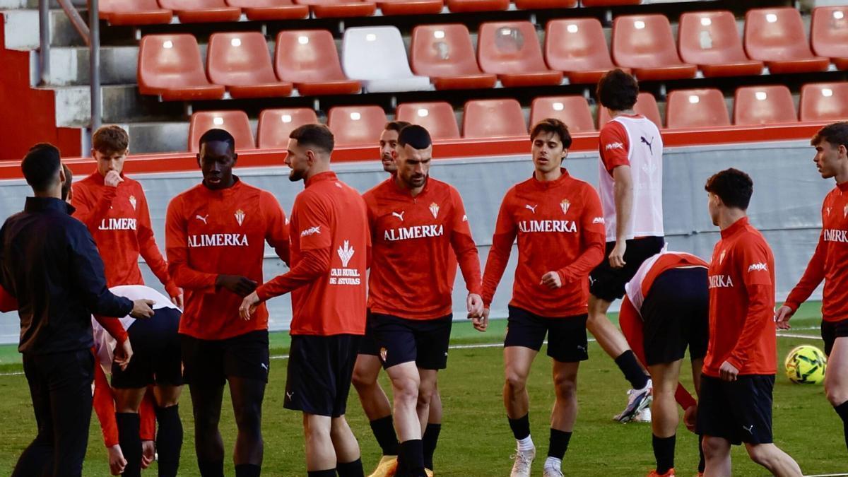 Jugadores del Sporting, en El Molinón.