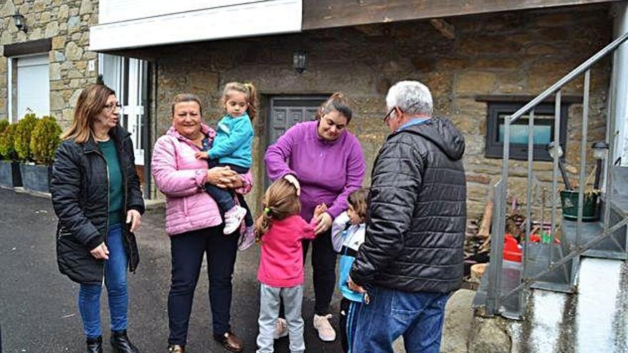 Los vecinos de Villarino a la puerta de la casa de Izan, la atracción del pueblo estos días.