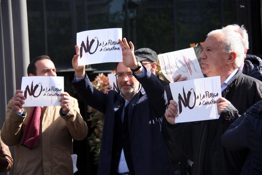 Més d’un centenar de treballadors de Caixabank es concentren a Barcelona i Girona contra l’ERO