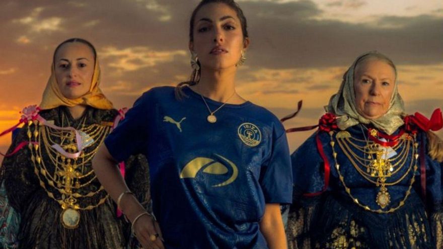 Imagen de la equipación conmemorativa (color azul) de la UD Ibiza. | UD IBIZA