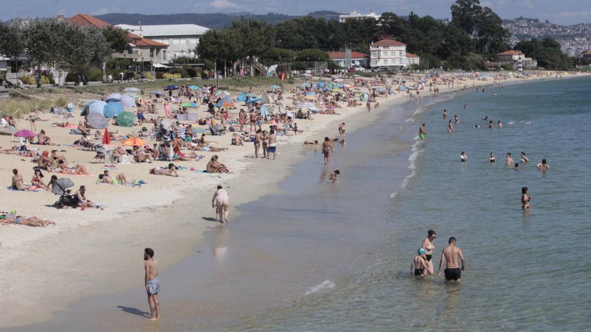 Bañistas en la playa canguesa de Rodeira en el mes de agosto.