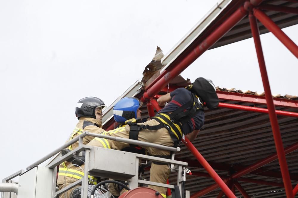 Los bomberos aseguran la cubierta de Río de Balaídos