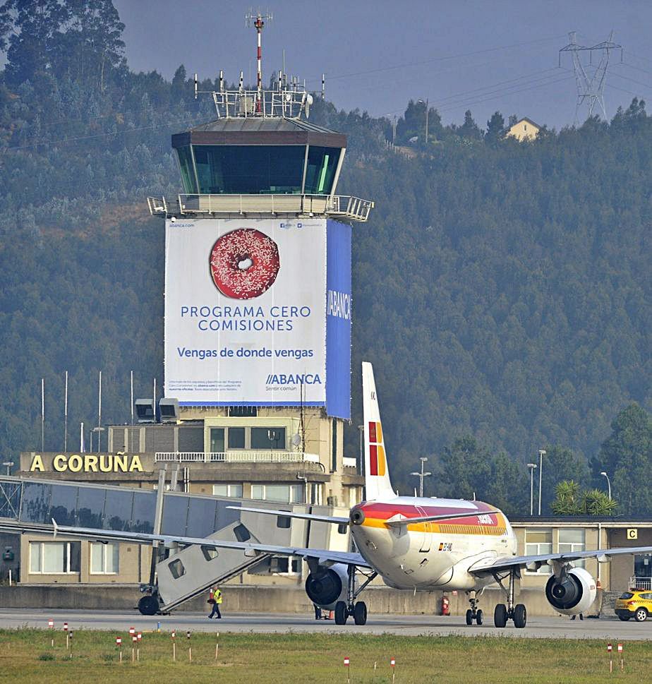 Un avión junto a la torre de control de Alvedro.