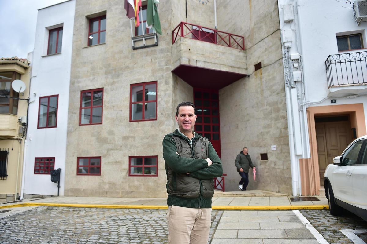 El alcalde de Malpartida de Plasencia, ante el ayuntamiento.