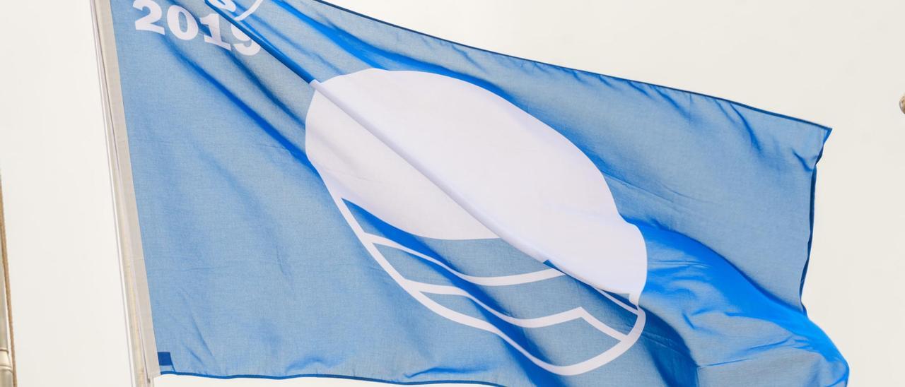 La bandera azul ondea en Las Canteras en su izado en 2018.