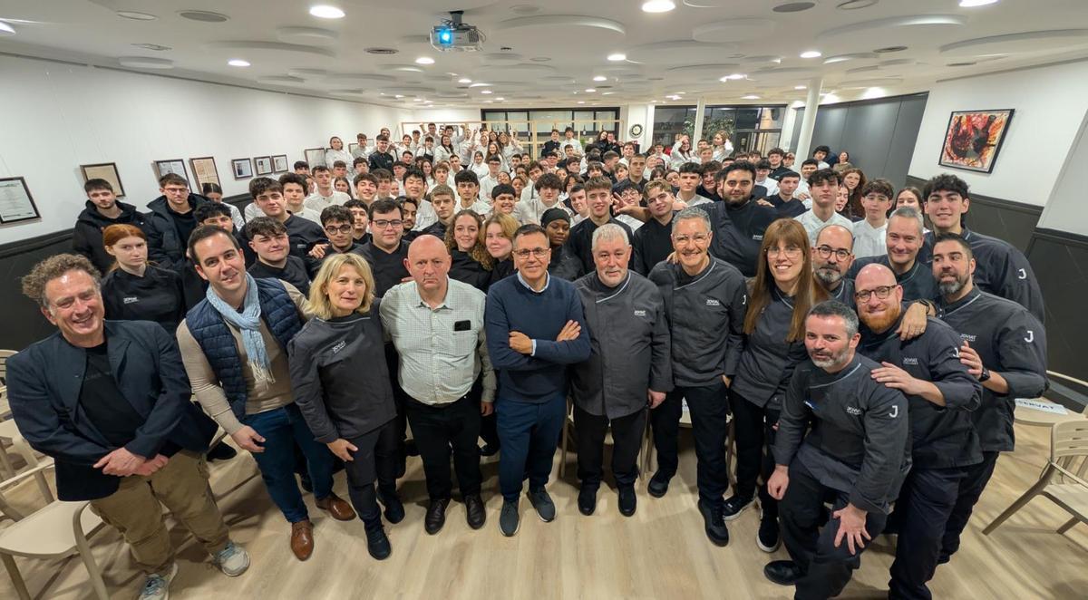 Una fotografia de grup dels alumnes i els convidats de la 20a edició del Gastrofòrum de Joviat Culinary