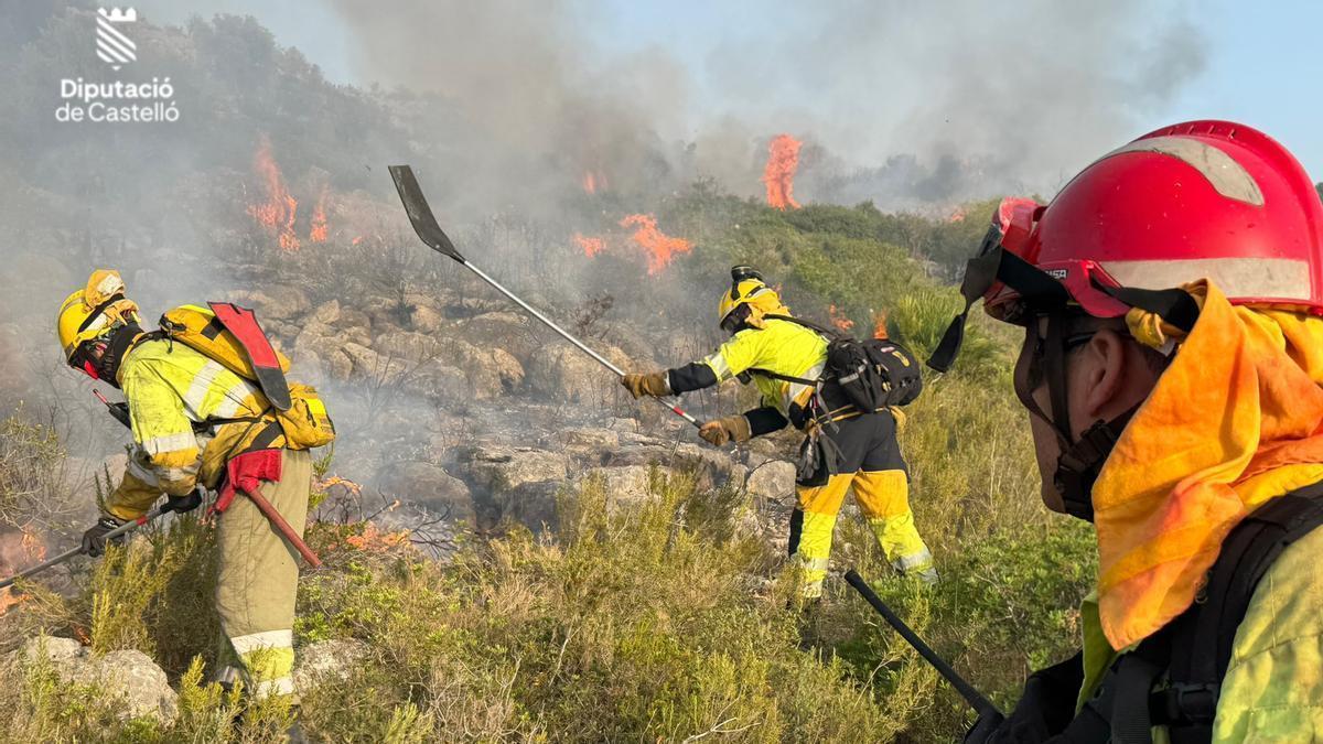 Vídeo: Los bomberos trabajan en el incendio de Benicarló