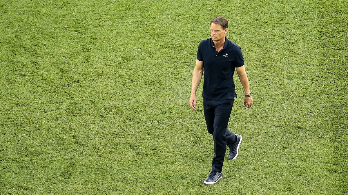 Frank de Boer abandona el campo tras la eliminación de Países Bajos ante la República Checa.