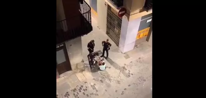 VÍDEO | Investiguen un mosso d'Olot per clavar una bufetada a un home que molestava els veïns de matinada