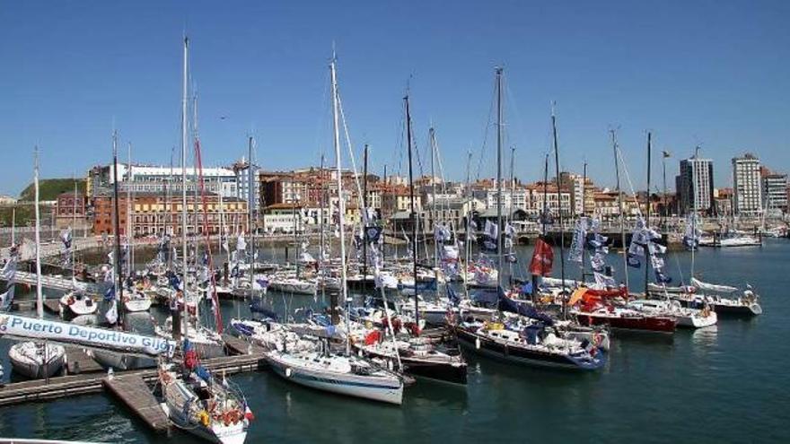 Participantes en la regata Pornic-Gijón-Pornic atracados en el puerto deportivo gijonés.