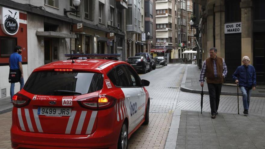 Un coche de la Policía Local, patrullando por la zona de copas de Gijón.