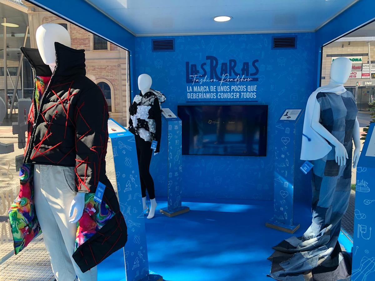 Diseños de ‘Las Raras Fashion Roadshow’ en la explanada enfrente de la Estación María Zambrano