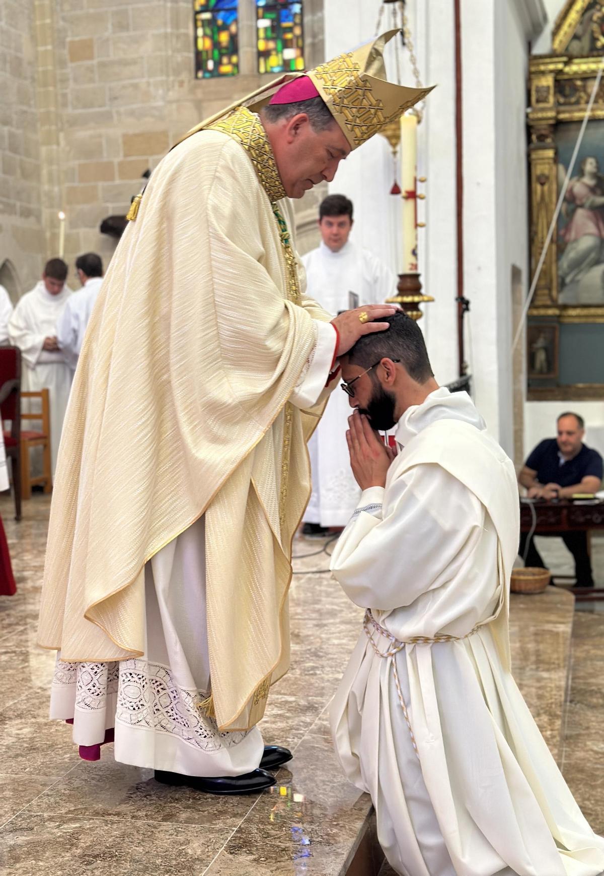 Momento de la imposición de manos del obispo al nuevo sacerdote
