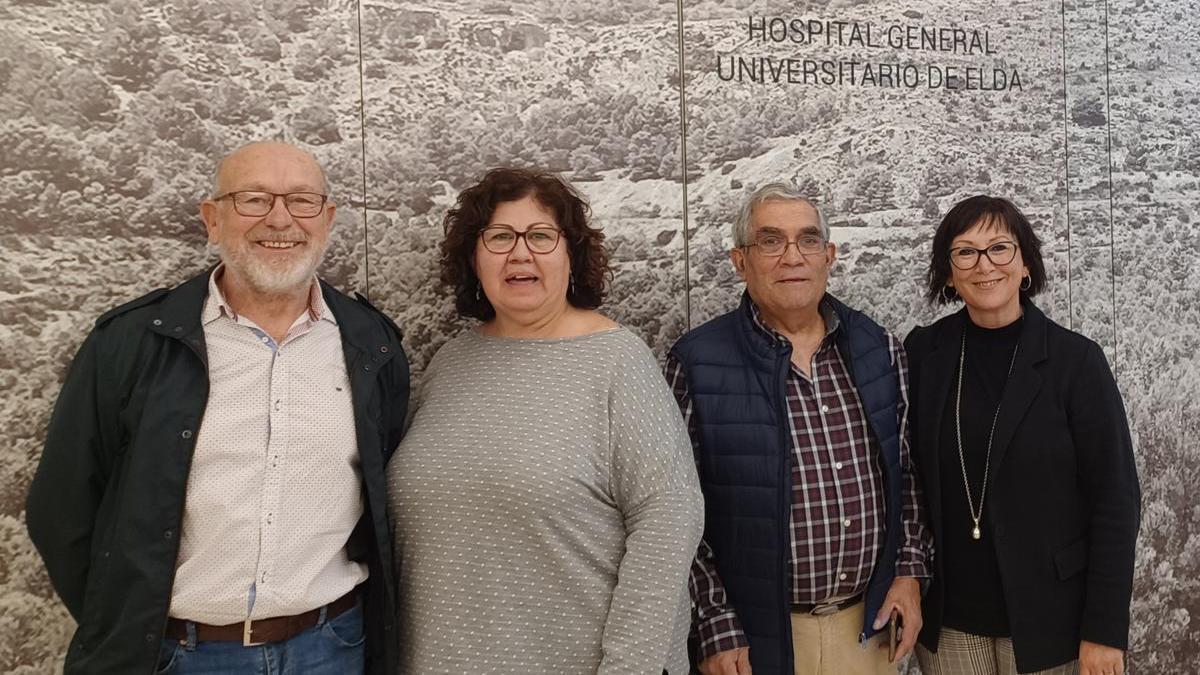 Los representantes de la FAVE-el vicepresidente Joaquín Mataix, la vocal Nieves Saborido y el presidente Antonio Cuenca, con la gerente Departamento Salud Elda, Vicenta Tortosa.