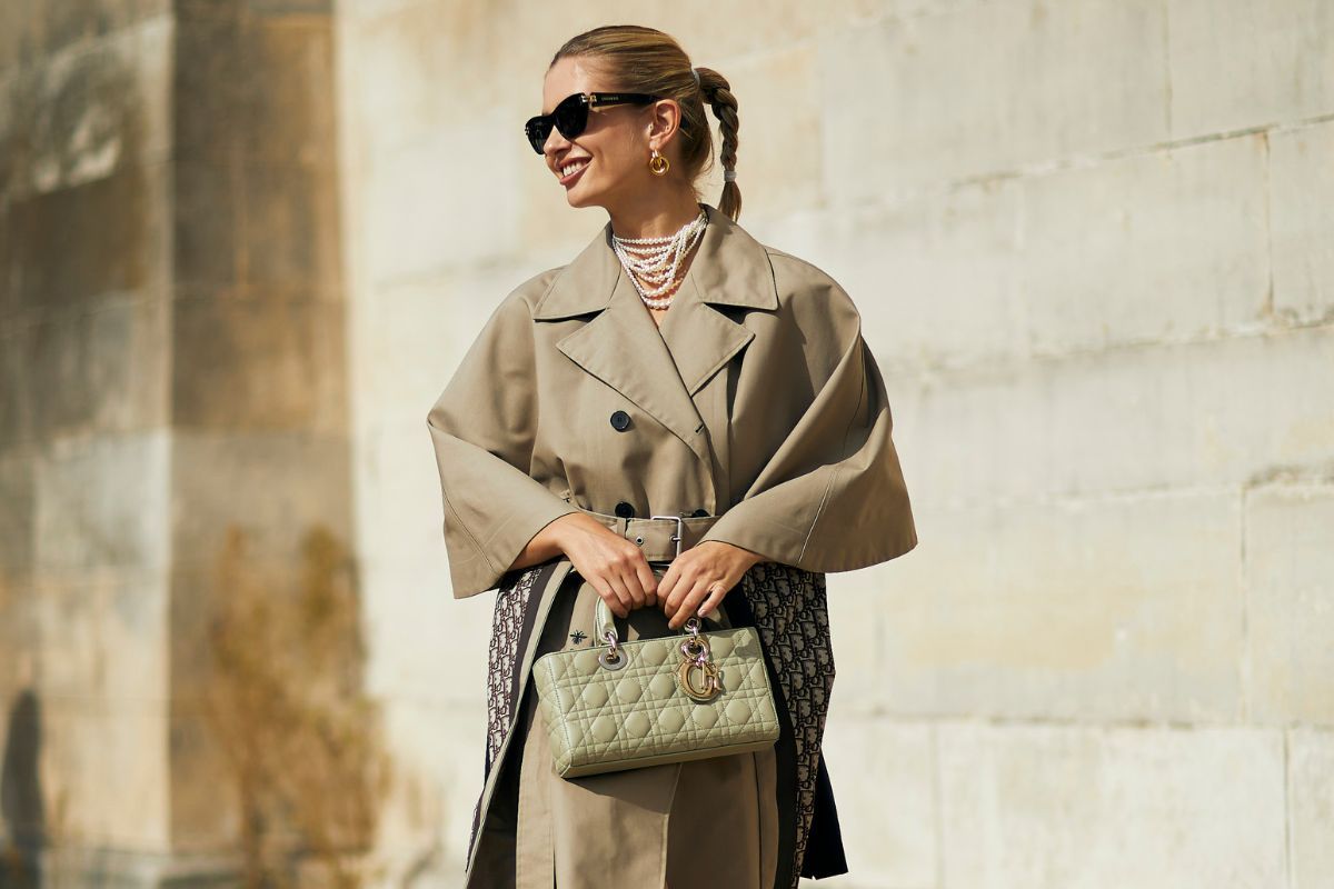 Look con gabardina visto en el 'street style' de París