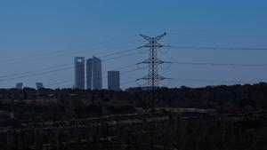 Archivo - Vista de una torre de alta tensión, a 23 de enero de 2023, en San Sebastián de los Reyes, Madrid (España).