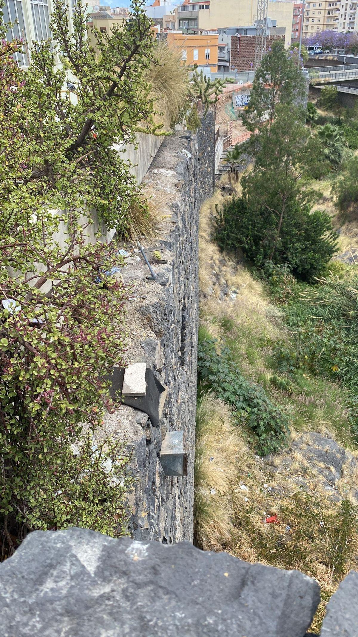 Muro que los vecinos dicen que es de titularidad municipal y que se construyó con el viario del barranco de Santos.