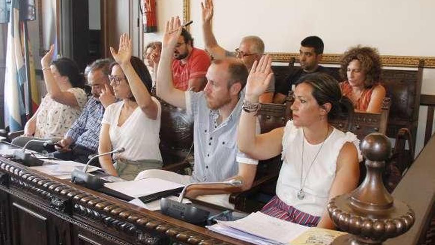 Una de las votaciones en el pleno de ayer. // Santros Álvarez