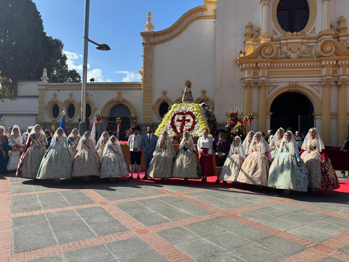 Las Falleras Mayores de la Federación, autoridades y otros representantes de la Federación.