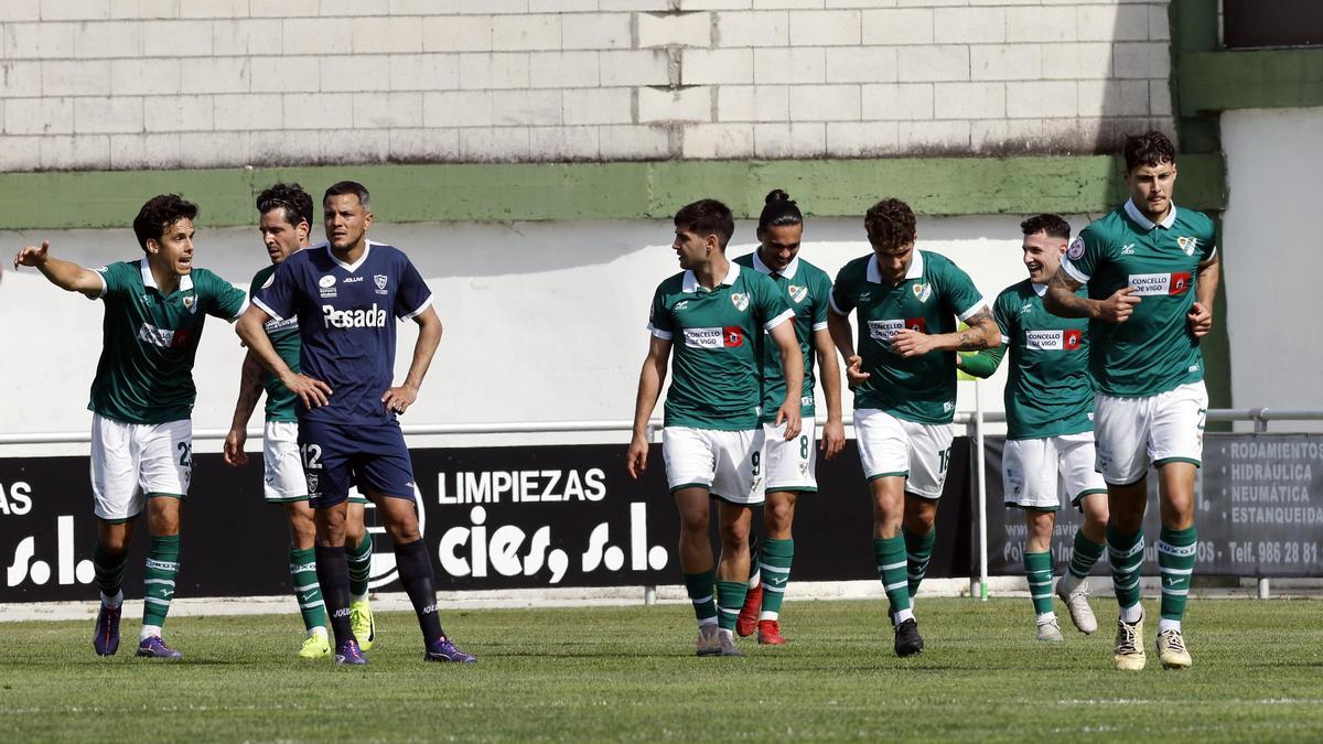 Los jugadores del Coruxo celebran su gol.