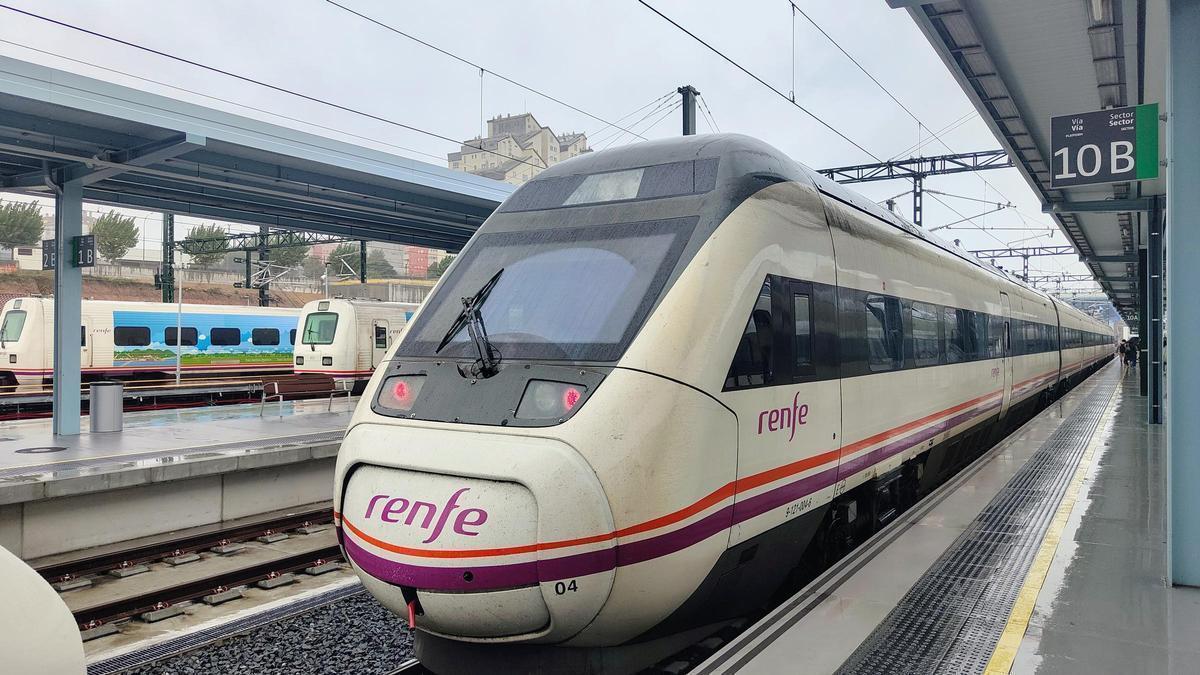 Un tren Avant de Renfe en la estación de A Coruña durante una jornada de lluvia