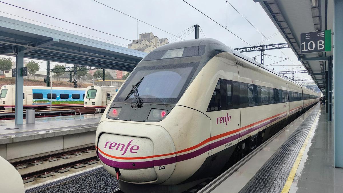 Un tren Avant de Renfe en la estación de A Coruña durante una jornada de lluvia