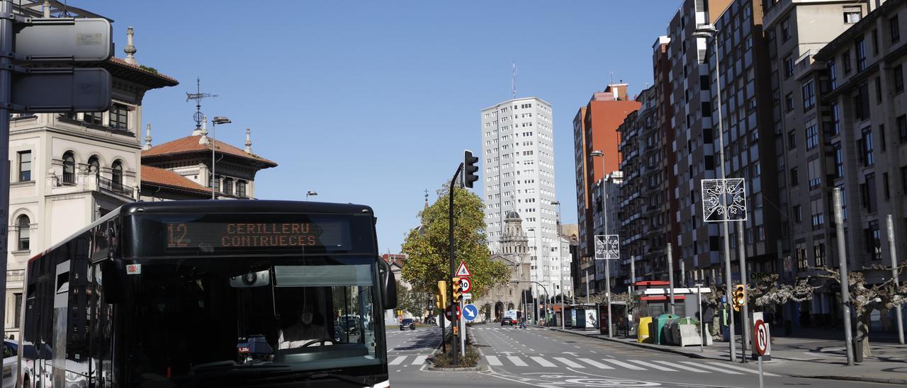 Autobús municipal, a su paso por la Gota de Leche, en una imagen de archivo.