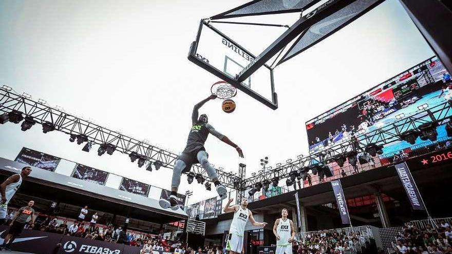 Una competición de Basket 3x3, prueba que este año incorpora la oferta de O Marisquiño. // FdV