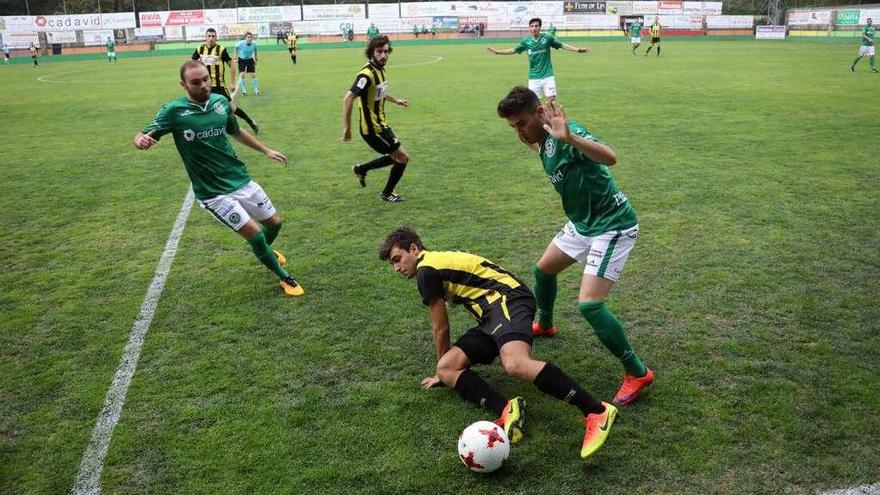 Un lance del partido de ayer en O Espiñedo. // Iñaki Osorio