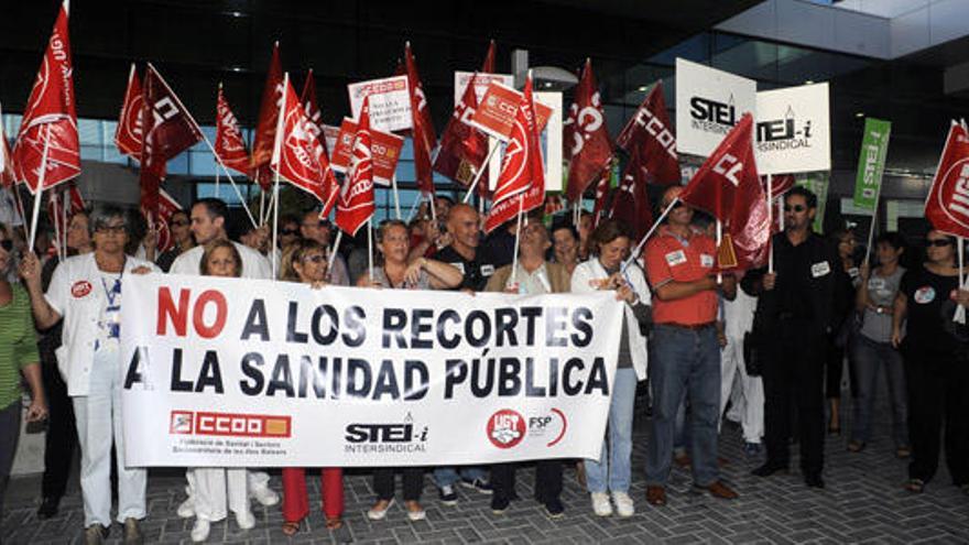 Un centenar de personas se han manifestado esta mañana  en Son Espases contra los recortes en Sanidad.