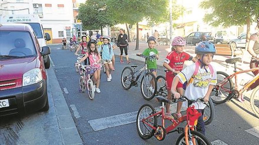 Los niños se apuntan a montar en bicicleta