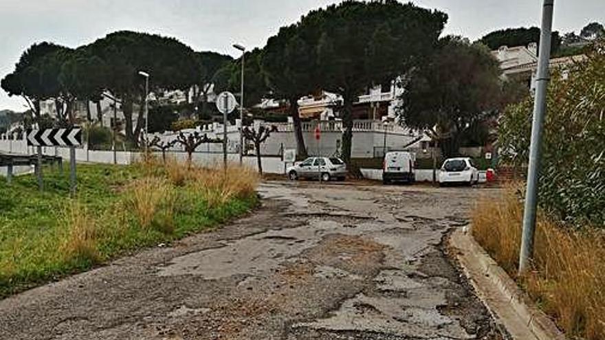 Un dels carrers de la urbanització de Mas Vilar de la Mutxada on s&#039;actuarà.