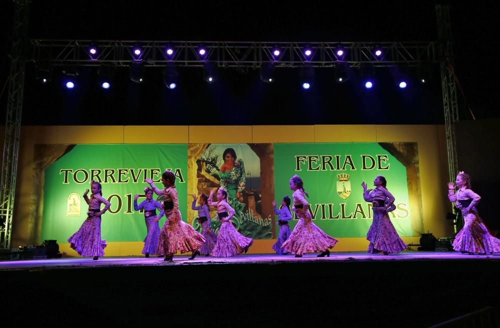 La Feria de Sevillanas 2017 comenzó anoche con una gran afluencia de público, actuaciones flamencas y de sevillanas, gastronomía y casetas, en el recinto portuario de Torrevieja