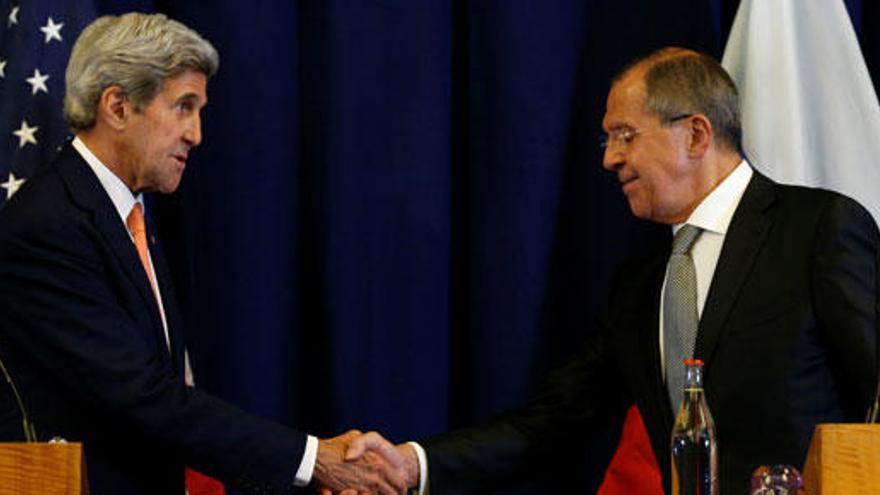 Kerry y Lavrov sellan el acuerdo con un apretón de manos.